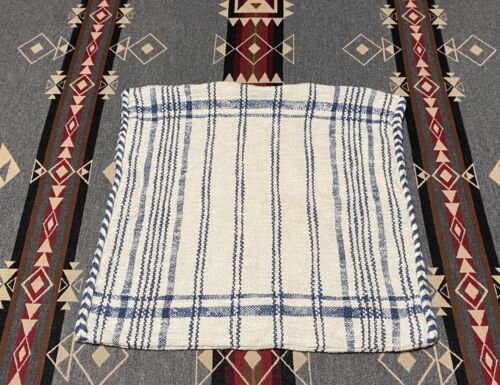 Lily Pillow Piped, 22x22